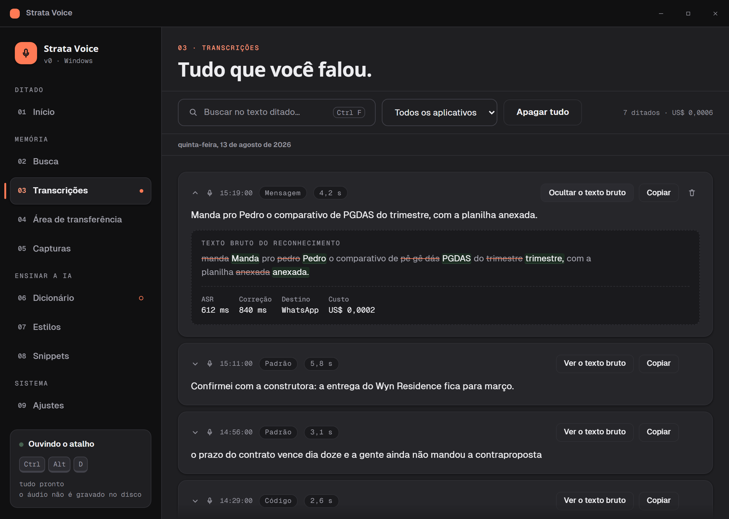 A tela de Transcrições do Strata Voice com uma linha aberta, mostrando o texto bruto do reconhecimento riscado sobre o texto final e, abaixo, os tempos de ASR e correção.